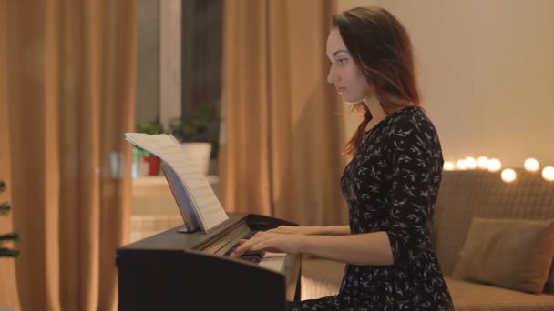 Young girl playing the piano — Stock Video