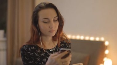 Genç kız app aracılığıyla telefonunuza müzik dinlemek