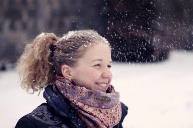Düşen kar arasında kıvırcık kız