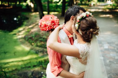 Gelin ve Damat Düğün günü güzel açık havada yeşil doğa sarılma.