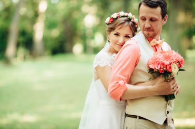 Gelin ve Damat Düğün günü güzel açık havada yeşil doğa sarılma.