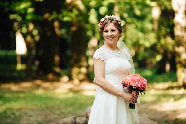 Beauty bride in bridal gown with bouquet on the nature. — Stock Photo, Image