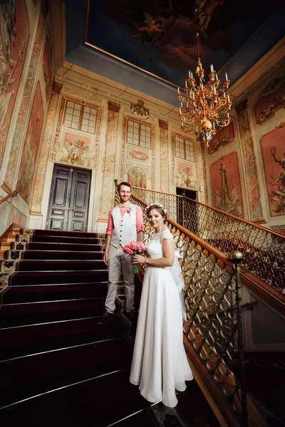 Feliz pareja con estilo en el interior de lujo de fondo del castillo increíble . — Foto de Stock