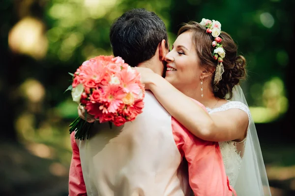 Gelin ve Damat Düğün günü güzel açık havada yeşil doğa sarılma. — Stok fotoğraf