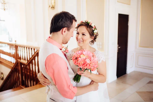 Couple de mariage à l'intérieur se serre dans ses bras . — Photo