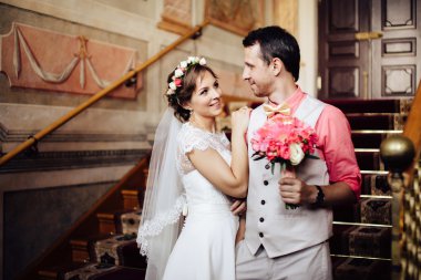 Mutlu şık çift güzel arka plan üzerinde şaşırtıcı kalenin lüks iç sarılma.