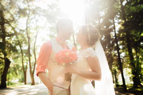 Mariée et marié le jour du mariage belle étreinte en plein air sur la nature verte . — Photo