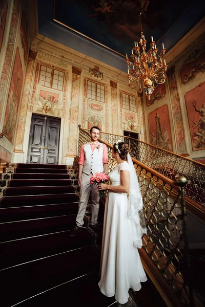 Feliz pareja con estilo en el interior de lujo de fondo del castillo increíble . — Foto de Stock