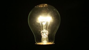 karanlık bir odada ampul yanar