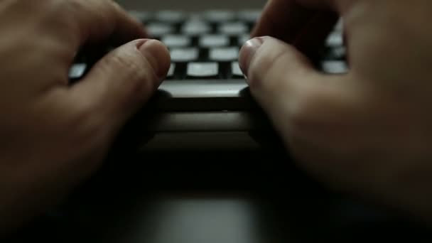Τα χέρια πάνω από το πληκτρολόγιο σε σκοτεινό δωμάτιο — Αρχείο Βίντεο