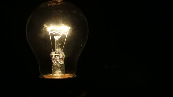 Ampoule illumine une pièce sombre — Video