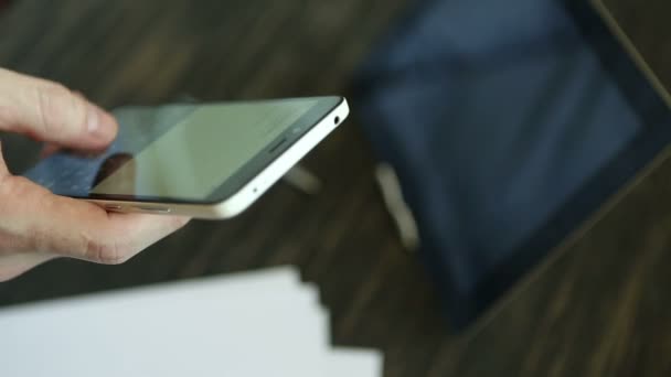 Empresario manos usando teléfono inteligente en la oficina — Vídeo de stock