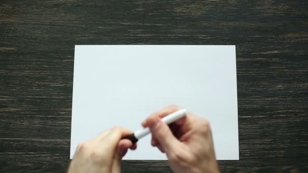 Homme écriture à la main oui avec marqueur noir. Vue du dessus — Video