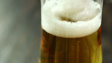 Aromalı bira cam ahşap masa üzerinde içine dökün