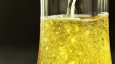 Ahşap masa üzerinde bir bardak içine bira dökmek