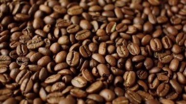 Aromatik kavrulmuş kahve çekirdekleri dönüşü