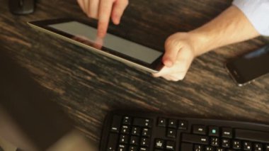 Ve elleri ile Tablet, ahşap Resepsiyon kadar kapatın