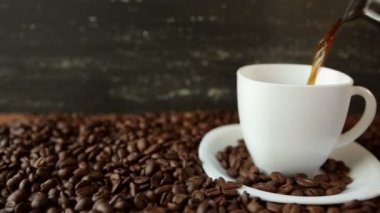 Kahve Kupası kahve çekirdekleri tarafından çevrili dökme