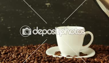 Kahve Kupası kahve çekirdekleri tarafından çevrili dökme