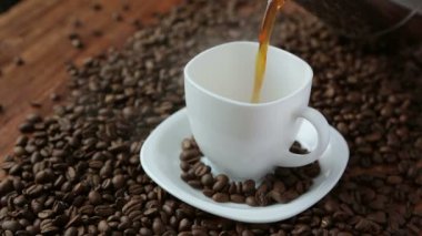 Kahve Kupası kahve çekirdekleri tarafından çevrili dökme