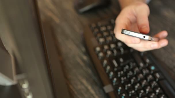 Primer plano de manos con teléfono móvil en escritorio de madera — Vídeos de Stock