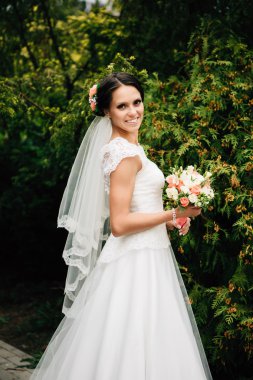 Güzel gelin düğün gününde poz veriyor