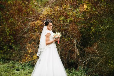 Güzel gelin düğün gününde poz veriyor