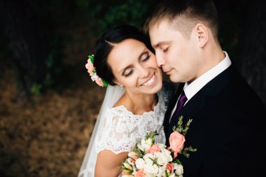 Park onun mutlu gelin ile zarif şık damat kucaklayan