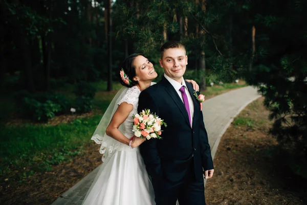 Elegante novio elegante abraza con su novia feliz en el parque —  Fotos de Stock