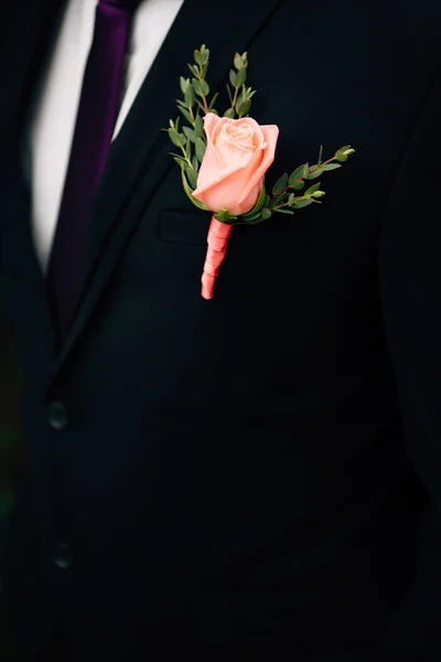 Nádherná svatební boutonniere na kostým nevěsta — Stock fotografie