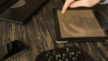 Ve elleri ile Tablet, ahşap Resepsiyon kadar kapatın