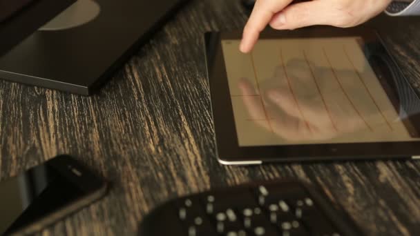 Close-up de mãos com tablet na mesa de madeira — Vídeo de Stock