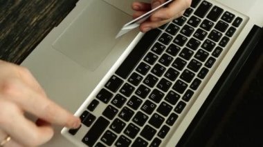 Kredi kartıyla Internet üzerinden alışveriş sırasında erkek eller