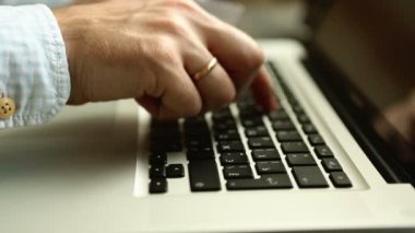 Kredi kartıyla Internet üzerinden alışveriş sırasında erkek eller