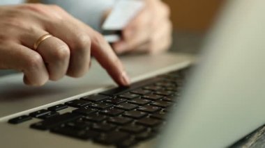 Kredi kartıyla Internet üzerinden alışveriş sırasında erkek eller