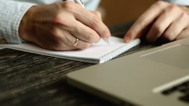 Notlar dizüstü bilgisayar ile işadamı