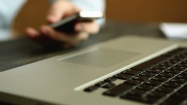 Cep telefonunuzun ve ahşap masa başında mevsimlik eller