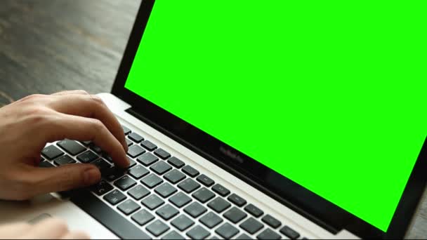 Hand van de mens werkzaam op laptop computer typen op toetsenbord — Stockvideo
