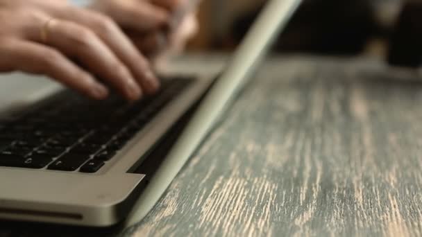 Mains masculines avec carte de crédit pendant les achats sur Internet. Glisser à gauche 