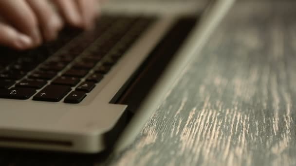 Main de l'homme travaillant à la saisie d'ordinateur portable sur le clavier. Glisser à gauche 