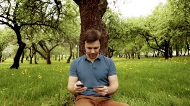 Kredi kartı ve internet üzerinden alışveriş sırasında telefon ile erkek