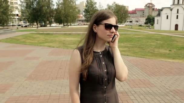 스마트 전화 야외에 매력적인 여자 — 비디오