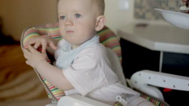 Anne, bebeği evde besliyor.