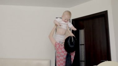 Anne ve oğlu eğlenceli evde olan