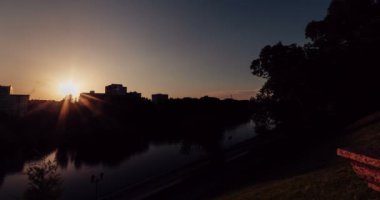 Şehir şehir manzarası arkasında güzel günbatımı güneş ayarı. 4 k Uhd Timelapse