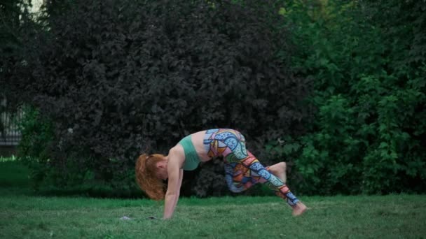 Mujer joven sana teniendo sesión de meditación de yoga en el parque. Concepto de bienestar. — Vídeos de Stock