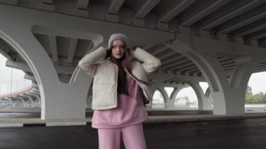 Açık havada poz veren çekici esmer kadın. Güzel bir kadının portresi.