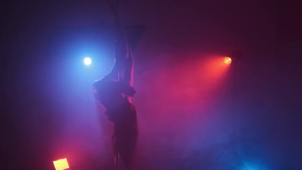 Danseuse en studio sombre avec perche à fumée bleue et rouge. Belle fille dansante — Video