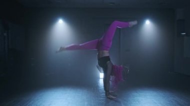 Spot ışıklarıyla modern dans eden bir kadın. Çağdaş dans.