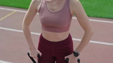 Kız fitness elastik bant ile egzersiz yapıyor. Güzel vücutlu fitness kadını.